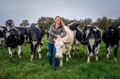 In Nooitgedacht in Drenthe, dairy farmer Giske Warringa coordinates the Wageningen research project on collaboration between arable farmers and livestock farmers. &lsquo;We said: you&rsquo;re welcome to do research here, and maybe we will learn from the other four PAVEx areas.&rsquo; Photo: Jaspar Moulijn.
